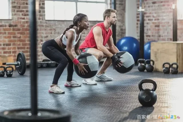 深蹲髋关节受伤_深蹲髋关节运动损伤_关节损伤运动深蹲髋关节疼