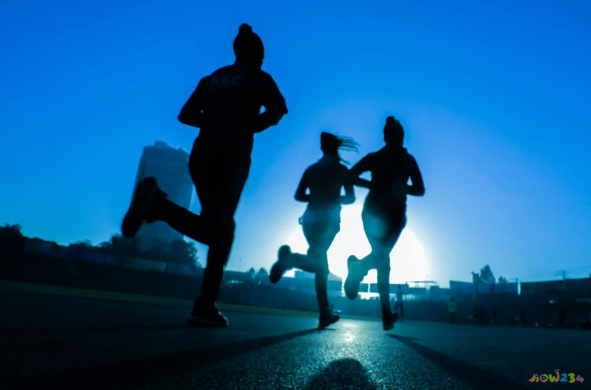 蹲坐动作参考_快速蹲坐运动图片_蹲坐的标准动作图片