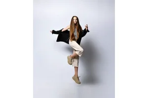 黑色外套毛衣怎么穿搭女 日常黑色毛衣搭配高级又减龄