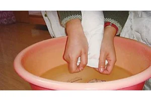 油印子很久了怎么洗掉小妙招 羽绒服油印清洗干净技巧