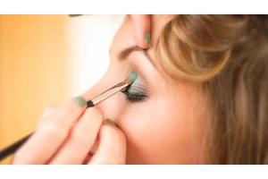 艾薇儿烟熏妆怎么画