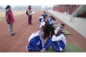 腹肌是健身热门目标，仰卧起坐练腹肌有何问题及正确姿势？