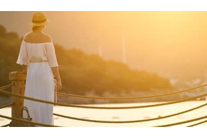 吊带短裙怎么搭配