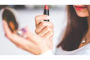 口红用散粉定妆方法 口红的保质期是多久