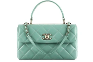 香奈儿奢华手提包，牛皮羊皮树脂材质的多样选择