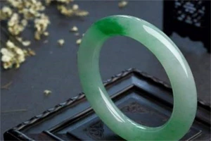 和田碧玉和翡翠的区别是什么，翡翠要怎么鉴定真假