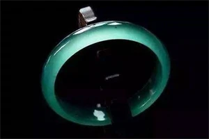 翡翠纹和裂的区别是什么，一杯水真的能鉴别翡翠真假吗