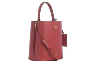 普拉达是哪国品牌属于什么档次，prada牌子女包价格贵不贵