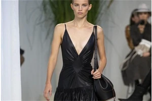 Loewe名品包包奢侈时尚，水桶包冷淡风演绎贵族气质