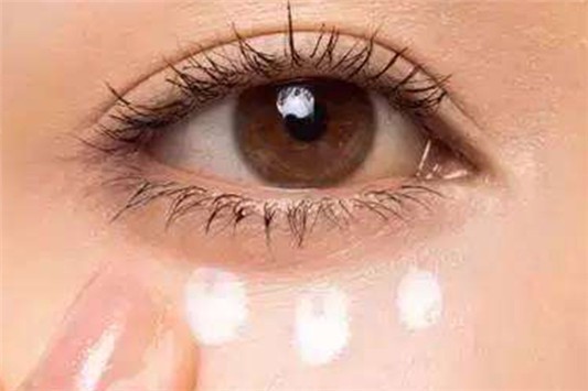 赫莲娜眼霜和海蓝之谜眼霜哪个好用 赫莲娜眼霜 海蓝之谜 眼霜 第1张