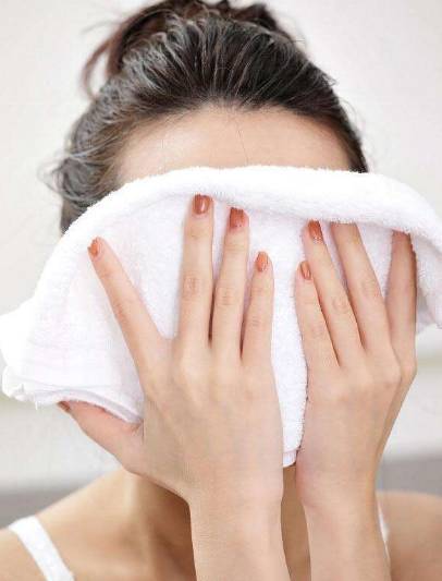 秋天用热毛巾敷脸有什么好处护肤作用 敷脸 热毛巾 美妆 第1张