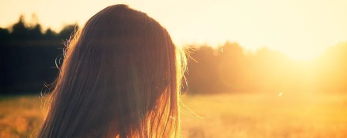 眉心长痘痘是什么原因 眉心长痘痘 美妆 第3张