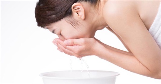 为什么睡前洗脸很重要， 护肤小知识 护肤方法 洗脸 面部护肤小知识 面部护肤小窍门 第1张