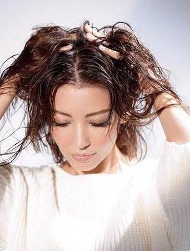 头发卷曲粗糙怎么办 卷曲 卷曲粗糙 美妆 第1张