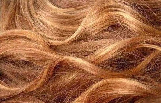 头发烫后都是微黄的吗 烫发 烫发发黄 美妆 第1张