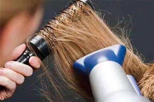 头发烫后都是微黄的吗 烫发 烫发发黄 美妆 第2张