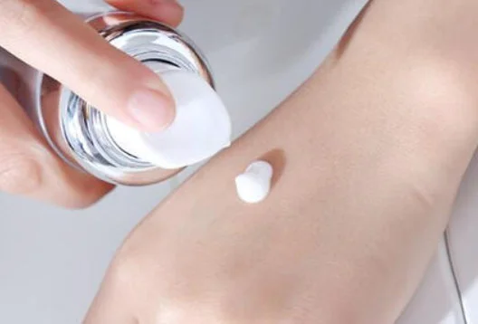 为什么素颜霜老是擦不均匀 素颜霜 素颜霜用法 美妆 第2张 为什么素颜霜老是擦不均匀 素颜霜 素颜霜用法 美妆 第2张