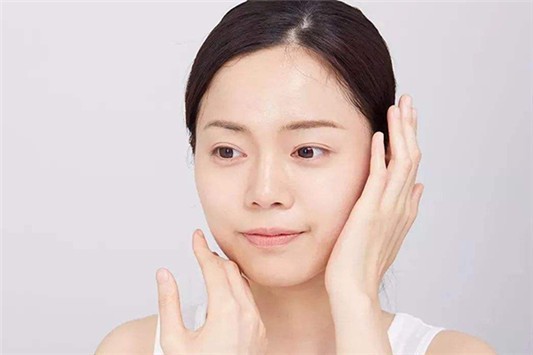 混合性偏油和偏干区别 爽肤水 第1张 混合性偏油和偏干区别 爽肤水 第1张