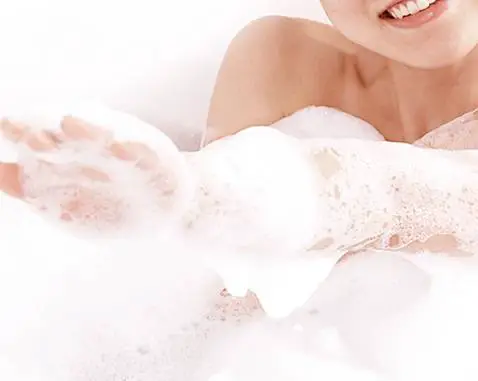 背上长了很多痘痘怎么办 痘痘 背长痘 美妆 第2张