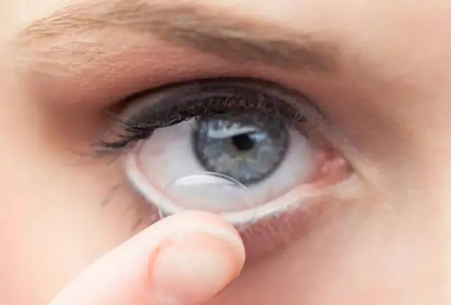 隐形眼镜多大年龄可以使用 隐形眼镜 隐形眼镜使用年龄 美妆 第2张