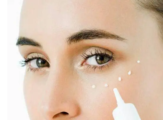 眼霜几岁开始使用效果好 眼霜 眼霜使用 美妆 第2张 眼霜几岁开始使用效果好 眼霜 眼霜使用 美妆 第2张