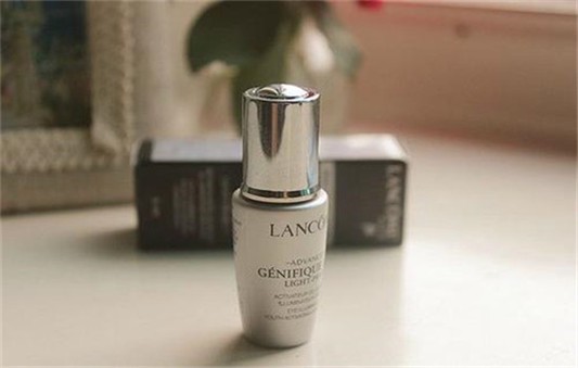 兰蔻大眼精华怎么使用，兰蔻大眼精华适合年龄 兰蔻小黑瓶眼霜 兰蔻 精华液 第1张