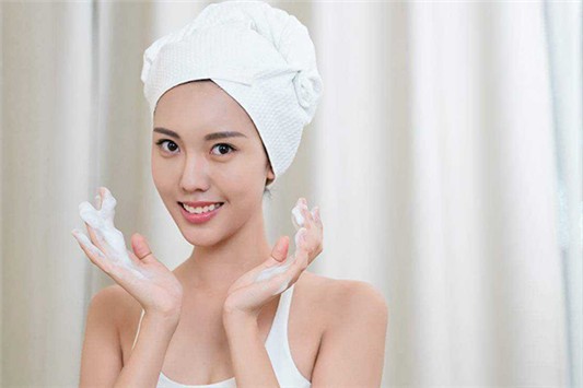 化妆水的功效和用法 化妆水 伊丽莎白雅顿 第1张 化妆水的功效和用法 化妆水 伊丽莎白雅顿 第1张