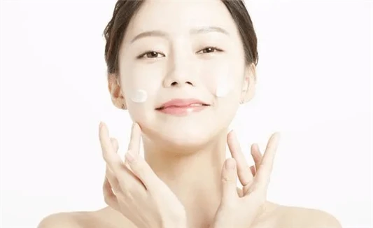 用上千块的护肤品还是「搓泥」，是脸的问题还是护肤品的问题 护肤品 用上千块的护肤品还是“搓泥”？是脸的问题还是护肤品的问题 护肤品十大排名 第5张