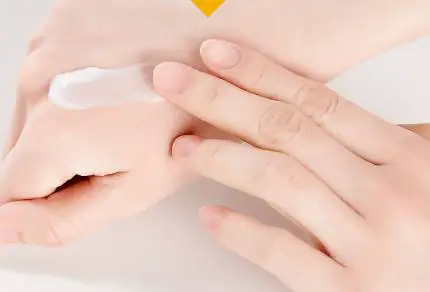 手干裂起皮怎么办 起皮 手干裂起皮 美妆 第2张