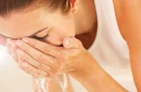 用什么方法洗脸会变白变嫩 洗脸 洗脸方法 美妆 第3张
