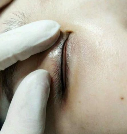 纹眼线晕色补救小妙招 纹眼线 纹眼线晕色 美妆 第1张