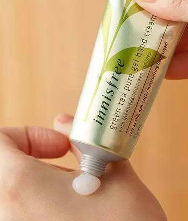 护手霜可以用来擦胸部吗 护手霜 护手霜擦胸 美妆 第1张 护手霜可以用来擦胸部吗 护手霜 护手霜擦胸 美妆 第1张