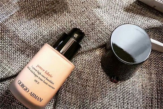 阿玛尼大师和权利的区别是什么 阿玛尼 粉底液 第1张