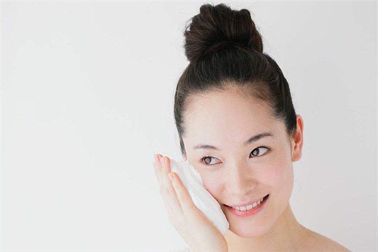 雅诗兰黛红石榴洁面乳适合油皮吗 雅诗兰黛 洗面奶 第1张