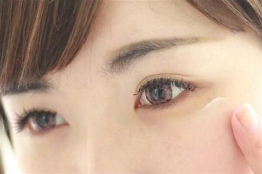 雅诗兰黛白金眼霜能用多久 雅诗兰黛 眼霜 第1张