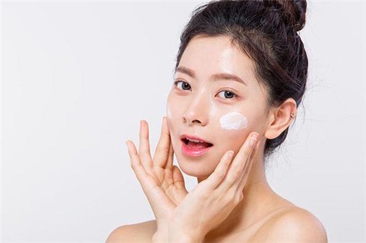 bb霜可以用手涂吗 bb霜 第1张