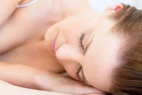 戴隐形眼镜可以睡多久 隐形眼镜 隐形眼镜使用 美妆 第3张 戴隐形眼镜可以睡多久 隐形眼镜 隐形眼镜使用 美妆 第3张