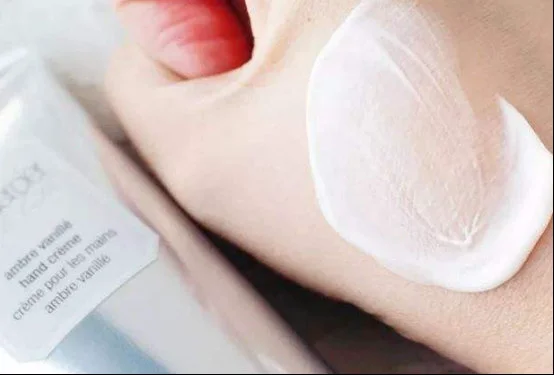 护手霜可以用来擦胸部吗 护手霜 护手霜擦胸 美妆 第2张 护手霜可以用来擦胸部吗 护手霜 护手霜擦胸 美妆 第2张