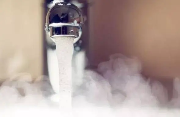 冬季洗澡水温多少合适对皮肤好 洗澡 洗澡水温 美妆 第2张