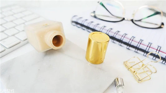 雅诗兰黛dw粉底液怎么倒出来，火遍全球的爆款网红粉底 雅诗兰黛 雅诗兰黛粉底液 雅诗兰黛dw粉底液怎么倒出来 第2张