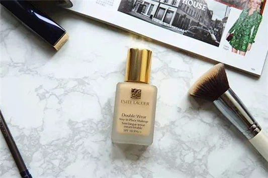 雅诗兰黛dw上妆手法 雅诗兰黛 粉底液 第3张