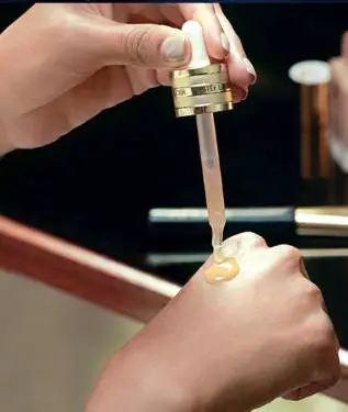 雅诗兰黛小棕瓶眼霜辨别真假方法 眼霜 雅诗兰黛眼霜 美妆 第2张