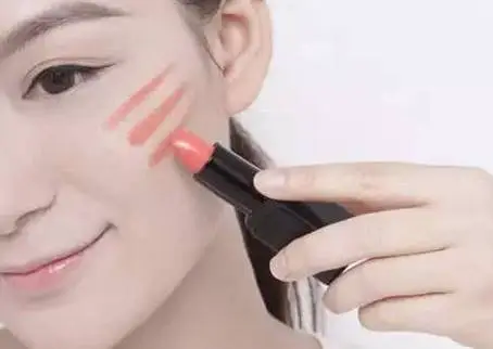 唇膏可以直接涂脸上吗 唇膏 唇膏擦脸 美妆 第2张