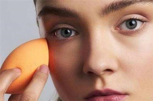 粉底液卡粉浮粉是什么原因 粉底液 卡粉浮粉 第1张