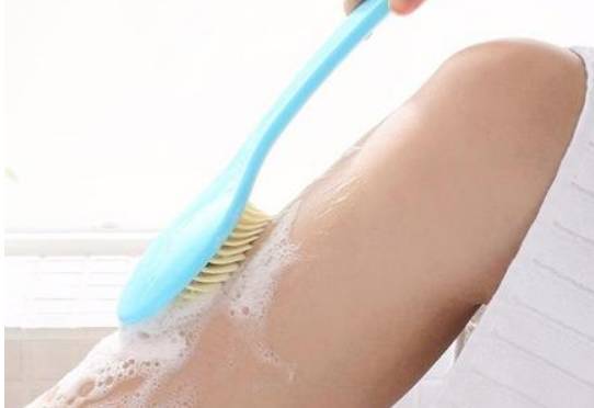 冬天洗澡后有皮屑是怎么办 洗澡 洗澡起皮 美妆 第1张