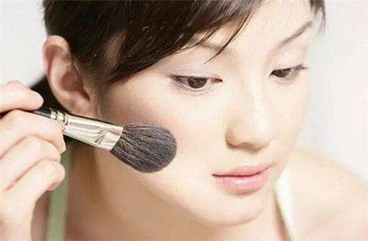 补妆可以用不是一个牌子的粉底液么 补妆 粉底液 第1张