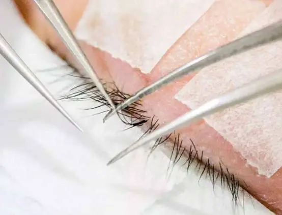 一个月接一次睫毛有什么危害 接睫毛 接睫毛危害 美妆 第2张