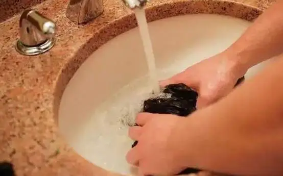 手洗了水起皱纹怎么办 皱纹 手皱纹 美妆 第2张