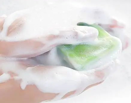 背上长了很多痘痘怎么办 痘痘 背长痘 美妆 第3张