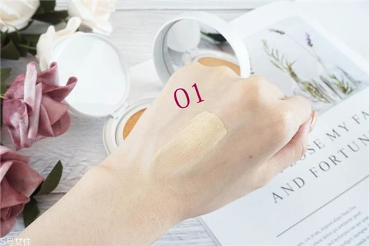雅诗兰黛晶透沁白气垫遮瑕效果好吗，和dw气垫哪个好 雅诗兰黛 气垫霜 雅诗兰黛晶透沁白气垫遮瑕效果好吗 第5张